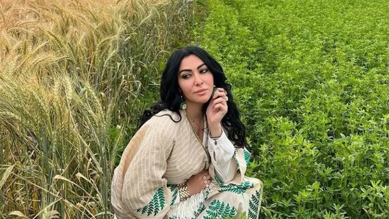إطلالة مبهجة لـ ميرهان حسين وسط الأراضى الزراعية .. شاهد