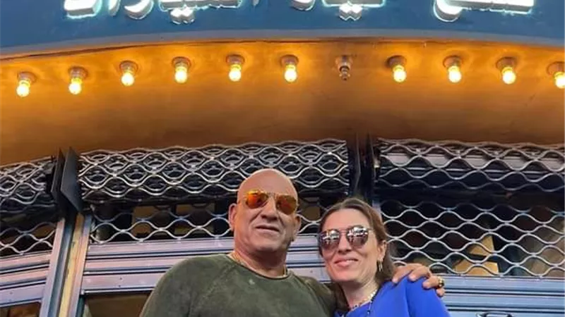 زوجة محمد لطفى تزوره بتصوير 