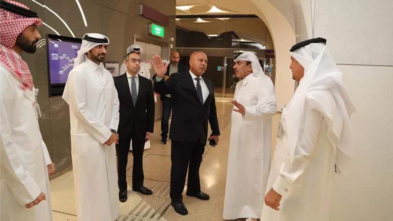 وزير النقل يبحث مع رئيس الوزراء القطري سبل تعزيز التعاون الثنائي