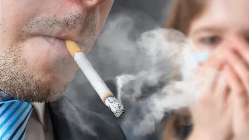 بالانفوجراف .. 5 مخاطر يتعرض لها طفلك بسبب التدخين .. الصحة تحذر