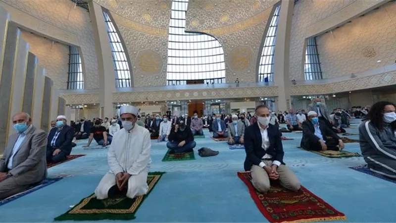 الإفطار الجماعي بين الجاليات الإسلامية وأصحاب الديانات الأخرى.. أبرز الطقوس الرمضانية فى ألمانيا