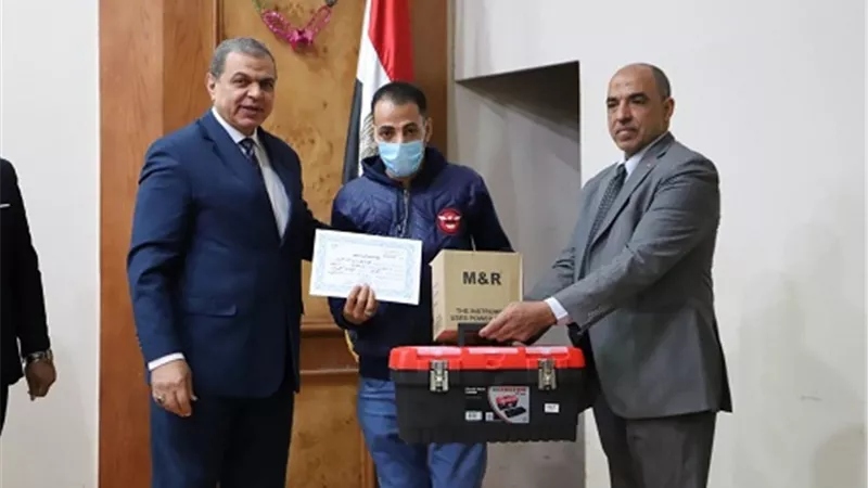 سعفان يسلم ماكينات خياطة وشنط عدة لأوائل خريجي التدريب المهني ببني سويف