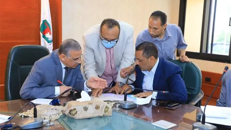 محافظ سوهاج يناقش تطوير ورفع كفاءة المدخل الشرقي ..صور