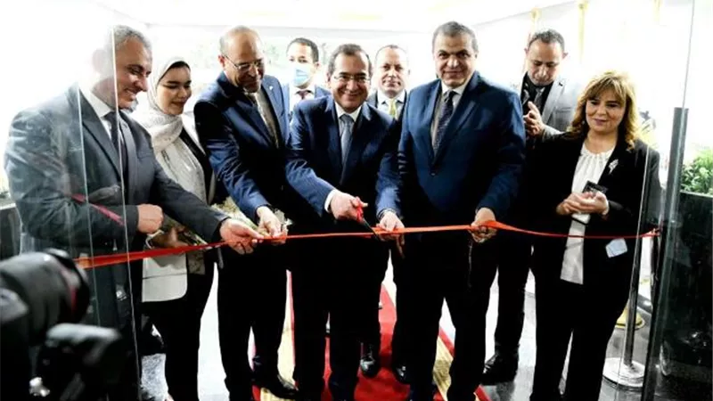 الملا وسعفان يفتتحان المقر الرئيسى للنقابة العامة للعاملين بالبترول.. صور