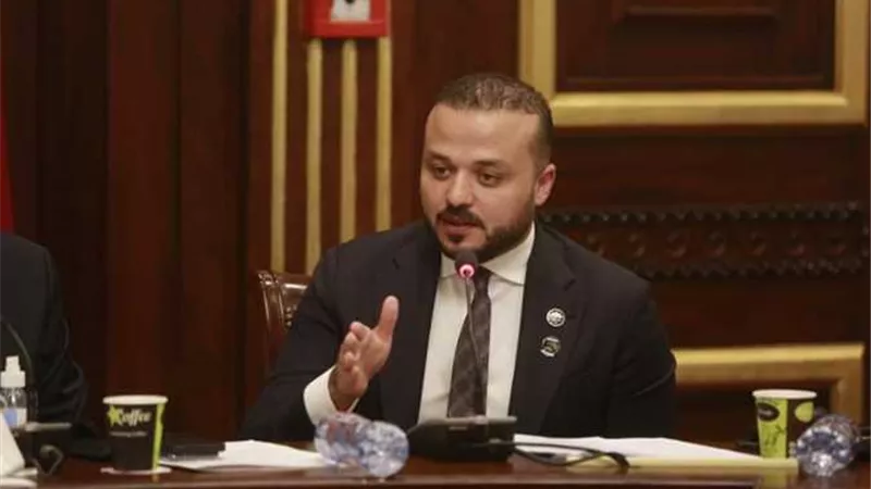 عضو مجلس الأهلي يفتح النار ضد إعلامي شهير بسبب إثارته لجماهير الرجاء