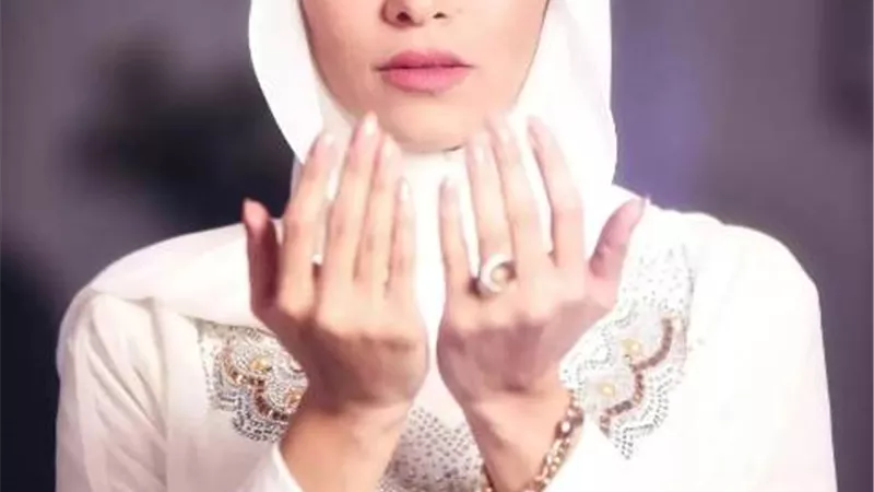 المطربة زيزى عادل تعتزل الفن وترتدى الحجاب