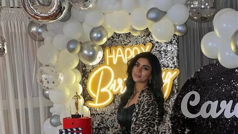 بملامح هادئه .. كارولين عزمى تتألق فى عيد ميلادها ..صور