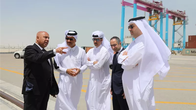 وزير النقل يزور ميناء حمد ويطلع على سير العمليات التشغيليه في مرافق الميناء ويبحث التعاون المشترك
