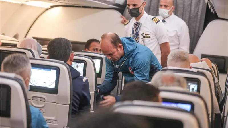 طبيب الأهلي يُسعف سيدة مغربية على الطائرة