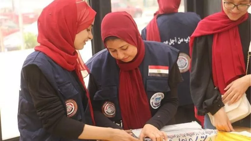 طلاب من أجل مصر بجامعة القناة توزع مساعدات رمضانية..صور