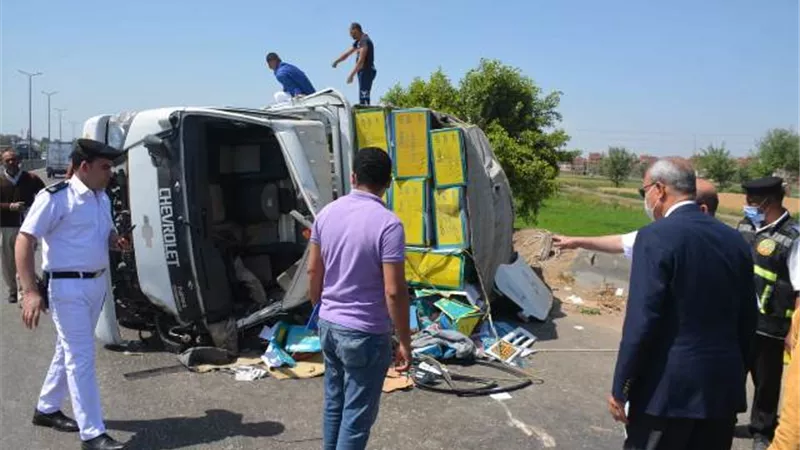 المحافظ يتوقف خلال جولته لمتابعة حادث مرورى بقها للاطمئنان على المصابين
