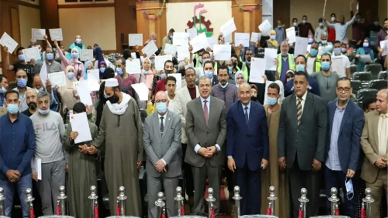 سعفان يسلم 1823 وثيقة تأمين ضد الحوادث للعمالة غير المنتظمة الدفعة الثالثة بالقاهرة