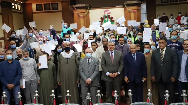 سعفان يسلم 40 شهادة لخريجي الدورات التدريبية علي ٣ مهن بالقاهرة