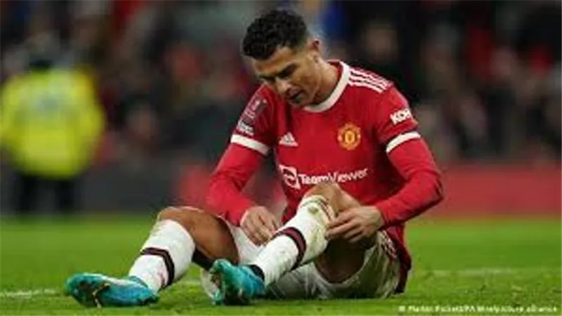 جمهور ليفربول يصفق في الدقيقة 7 تعاطفا مع رونالدو بعد وفاة نجله.. فيديو