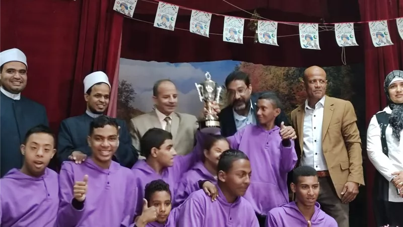 وكيل تعليم قنا يكرم الطلاب الفائزين بالمراكز الأولى فى مسابقات وزارة التعليم
