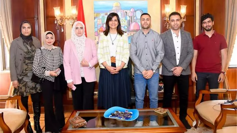 وزيرة الهجرة تستقبل عددًا من الشباب المصريين المشاركين في مساعدة الجالية المصرية بأوكرانيا