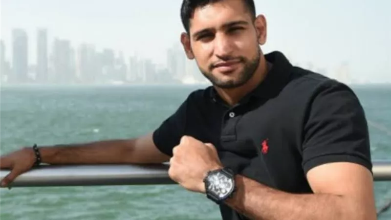 الملاكم أمير خان يتعرض للسرقة تحت تهديد السلاح شرق لندن