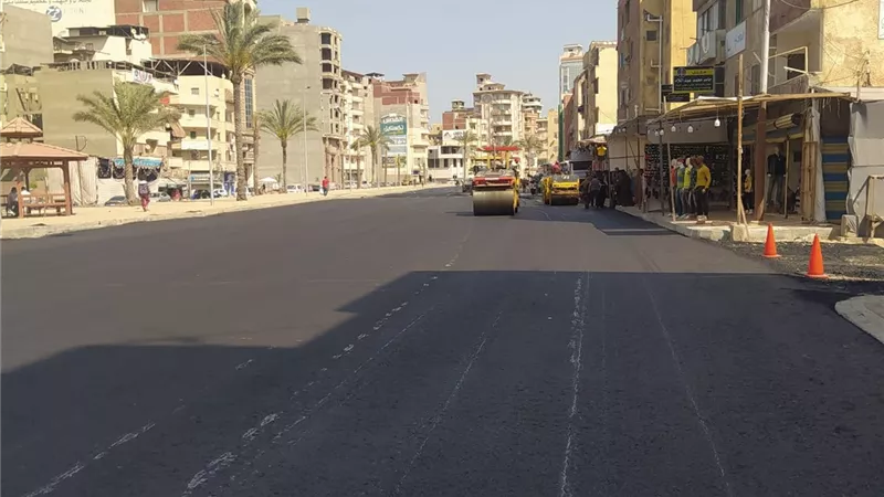 محافظ دمياط تتابع رصف طريق الدكتور مشرفة حتى كورنيش النيل