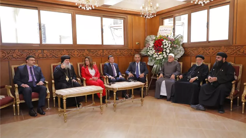 محافظ دمياط تشارك بإحتفال كنيسة العذراء بعيد القيامة