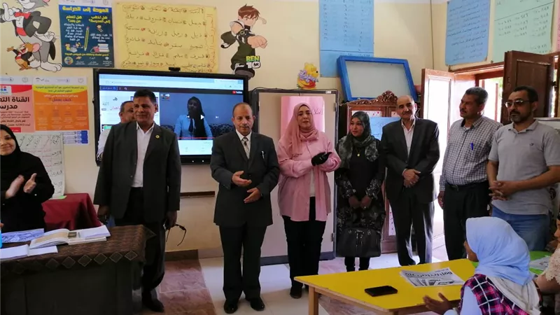 وكيل وزارة التعليم بقنا يتفقد مدرستي 