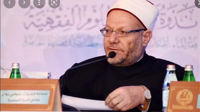 المفتي يوضح حكم تغيُّب الموظف عن العمل بحجة الاعتكاف في المسجد في رمضان
