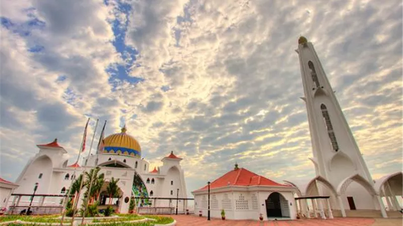 مسجد ملقا .. لوحة أسطورية تسبح فوق مياه ماليزيا