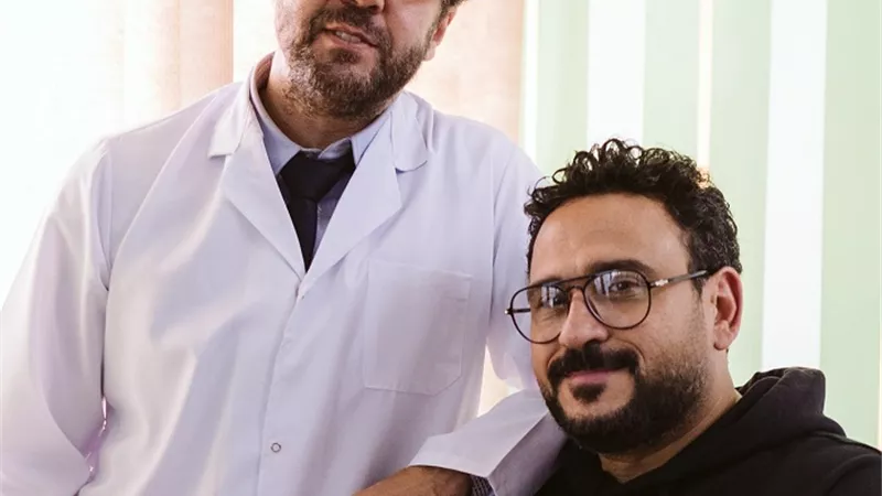 أكرم حسني برفقة هشام ماجد: الجدعنة مش غريبة عليك يا صاحبي
