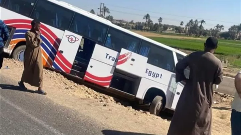 مصرع وإصابة ٣ أشخاص فى تصادم سيارة ملاكى بأتوبيس سياحى بقنا