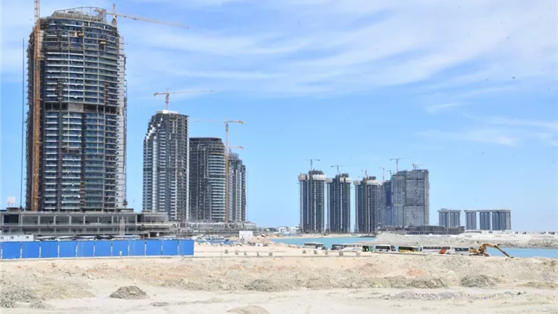 الجزار: تشطيب واجهات 15 برجاً بالمنطقة الشاطئية في العلمين الجديدة
