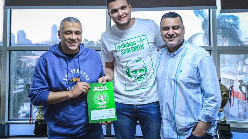 الأهلي يُمدد عقد محمد عادل 4 مواسم