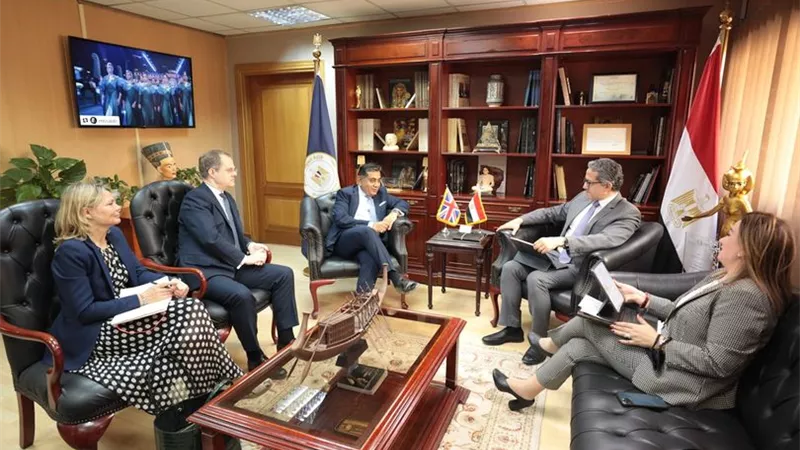 وزير السياحة يلتقي بوزير الدولة البريطاني والوفد المرافق له خلال زيارتهم لمصر