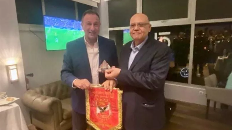 الخطيب يهدي درع وعلم الأهلى للسفير المصرى بالمغرب