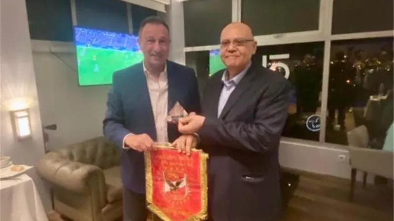 الخطيب يهدى درع وعلم الاهلى للسفير المصرى فى المغرب