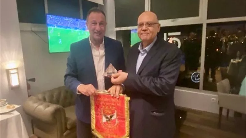 الخطيب يهدى درع الاهلى الى سفير مصر بالمغرب