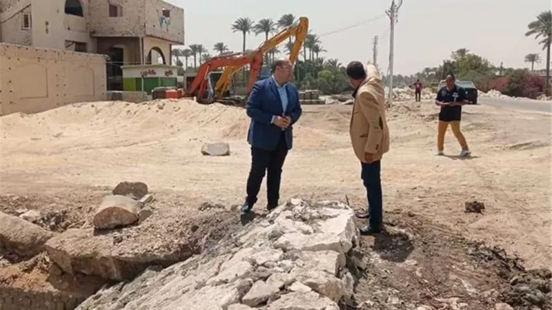 محافظ الجيزة يتفقد اعمال تطوير طرق ميت رهينة وسقارة السياحي والنيل السعيد بالبدرشين