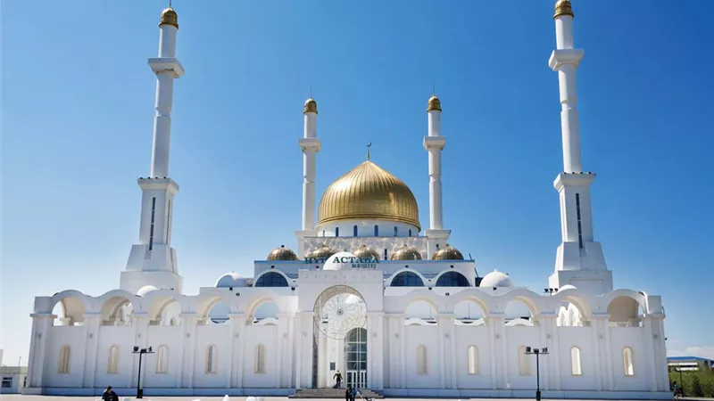 مسجد نور أستانا .. قبة ذهبية تحتفي بالوحي الإلهي