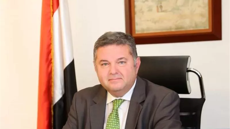 وزير قطاع الأعمال العام يتابع مع 