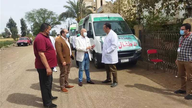 مدير صحة الشرقية يتفقد القافلة العلاجية بقرية الظواهري ..صور