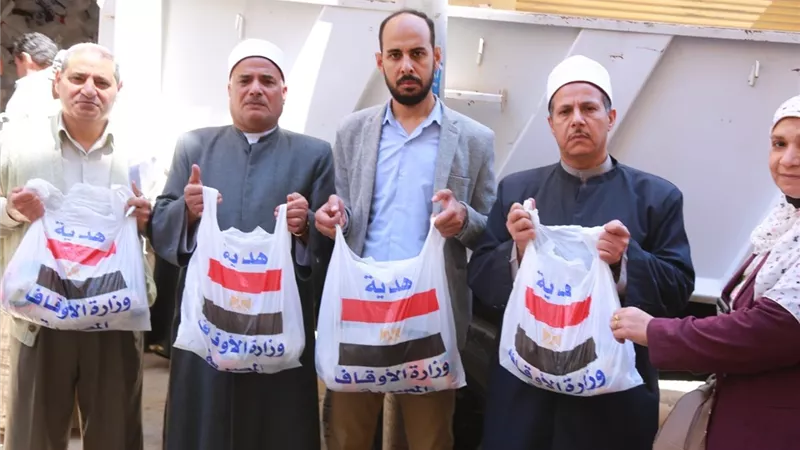 شنط رمضان للأسر الأولى بالرعاية في كفر الشيخ..صور