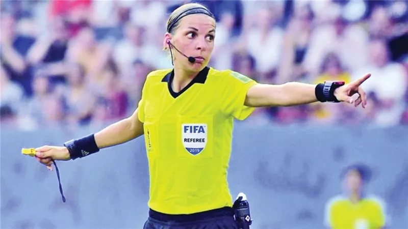 لاول مرة امرأة تدير نهائي كأس فرنسا لكرة القدم