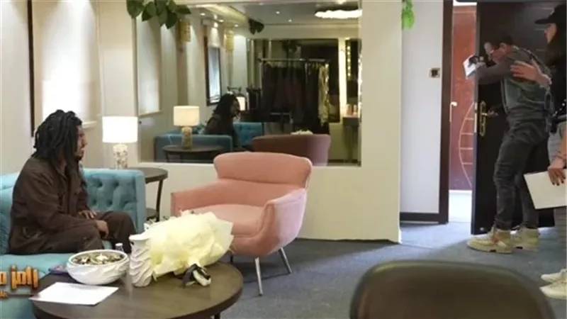 سالم الدوسري يقع فى نوبة ضحك بسبب موقف تعرض له فاندام