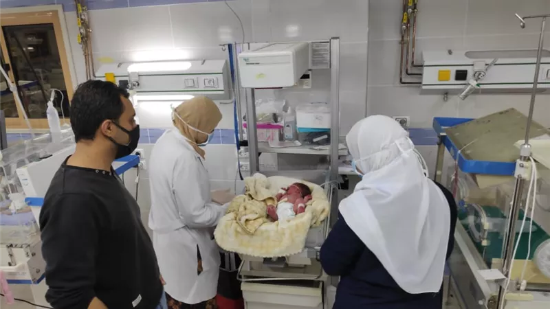 مستشفي ديرب تستمر في تقديم الخدمة الطبية واستقبال حالات جديدة بالحضانات