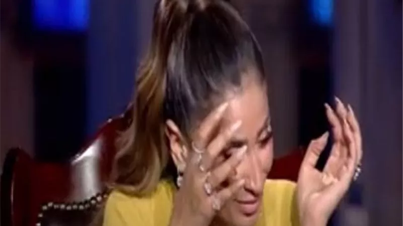 دينا الشربيني باكية: 