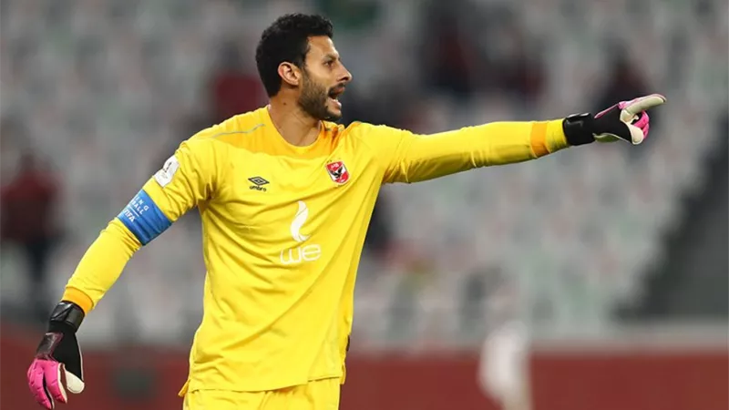 محمد الشناوي يطالب لاعبى الاهلى بتهدئة اللعب أمام الرجاء.. فيديو