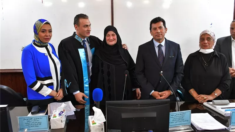 وزير الشباب يناقش رسالة دكتوراه حول العائد الاقتصادى للوزارة جراء ترخيص شركات الخدمات الرياضية