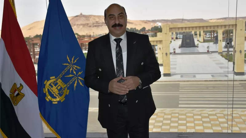محافظ أسوان يهنئ البابا تواضروس الثانى وكنائس الأخوة الأقباط بعيد القيامة المجيد