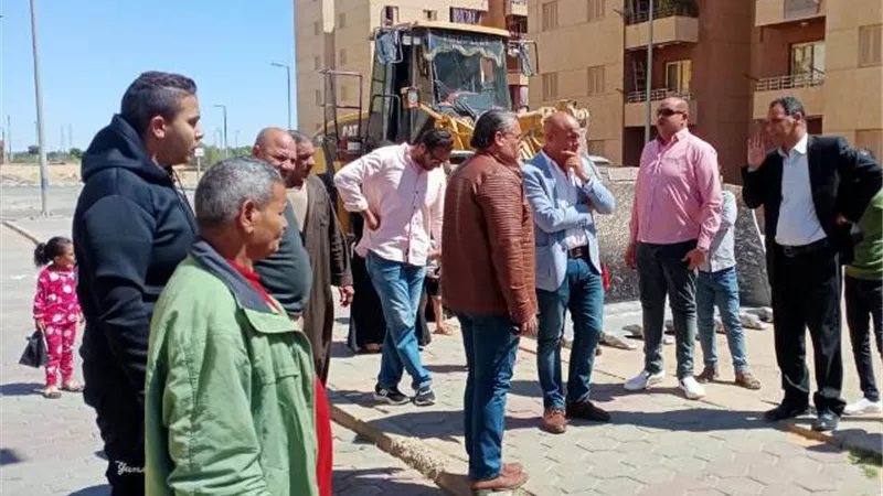 رئيس جهاز مدينة بدر يقود حملة على الإشغالات والمخالفات فى الإسكان الإجتماعى.. بالصور