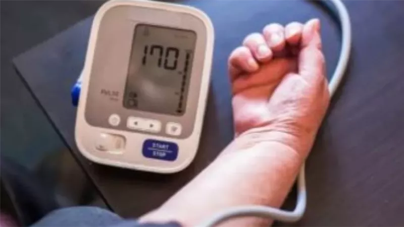 اهمها مراقبة الوزن .. ٧ نصائح من الصحة للوقاية من ارتفاع ضغط الدم