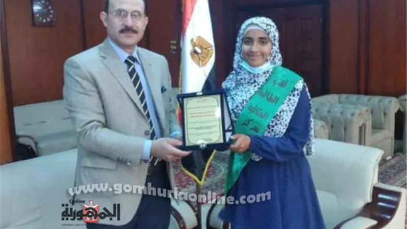 عميدالتربية الرياضية بالسادات يكرم نهى ياسر لحفظها القرآن بأربع لغات