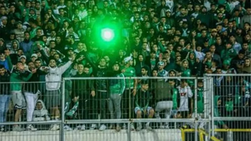 المواقع المغربية : عقوبات على الرجاء لاستخدام الليزر وقذف الزجاجات أمام الاهلى